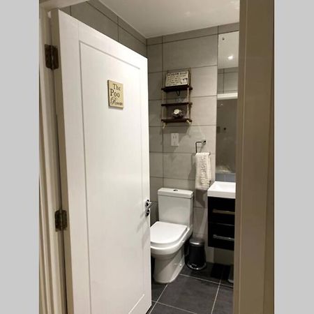 Luxury 1 Bedroom Apartment With Netflix & Parking ボーハムウッド エクステリア 写真