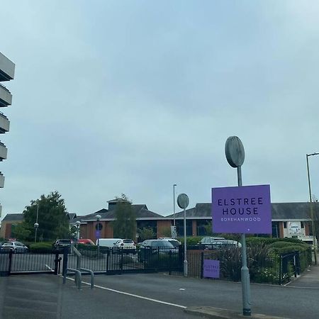 Luxury 1 Bedroom Apartment With Netflix & Parking ボーハムウッド エクステリア 写真