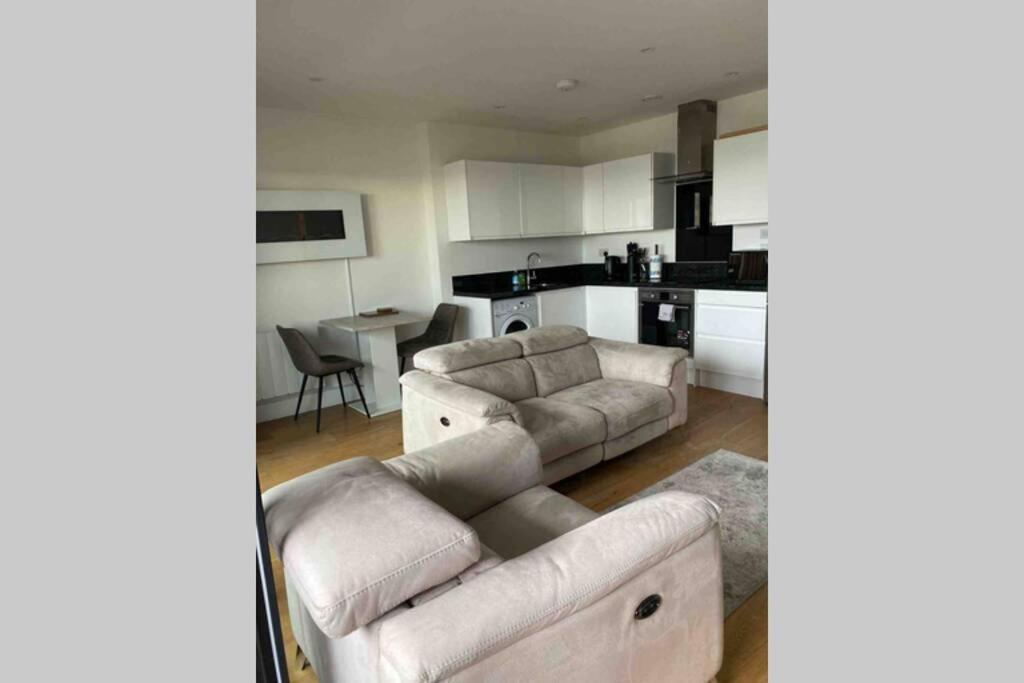 Luxury 1 Bedroom Apartment With Netflix & Parking ボーハムウッド エクステリア 写真