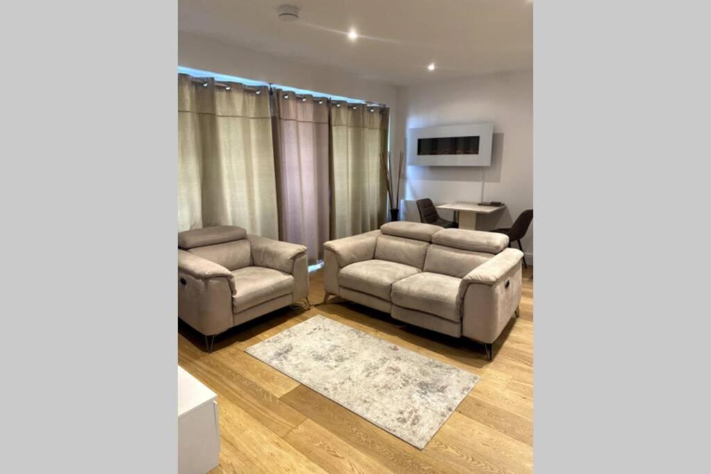 Luxury 1 Bedroom Apartment With Netflix & Parking ボーハムウッド エクステリア 写真
