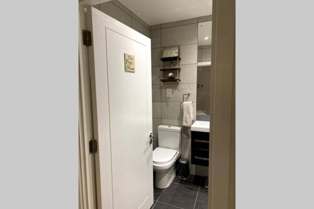Luxury 1 Bedroom Apartment With Netflix & Parking ボーハムウッド エクステリア 写真