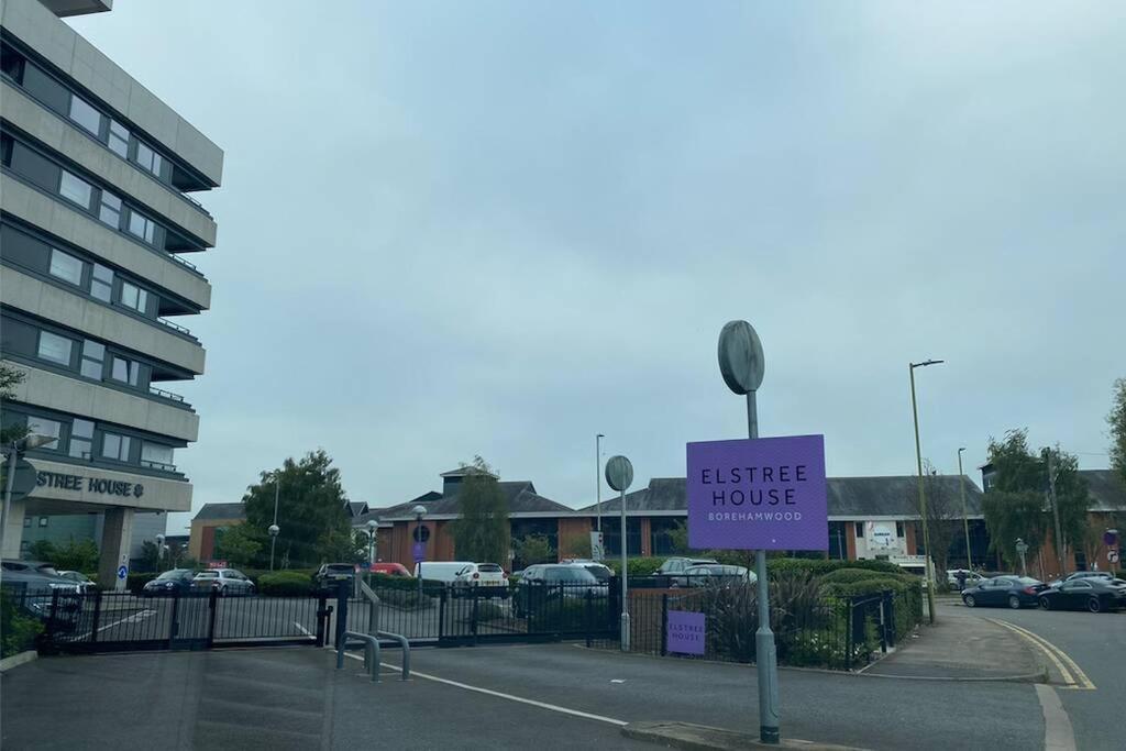 Luxury 1 Bedroom Apartment With Netflix & Parking ボーハムウッド エクステリア 写真